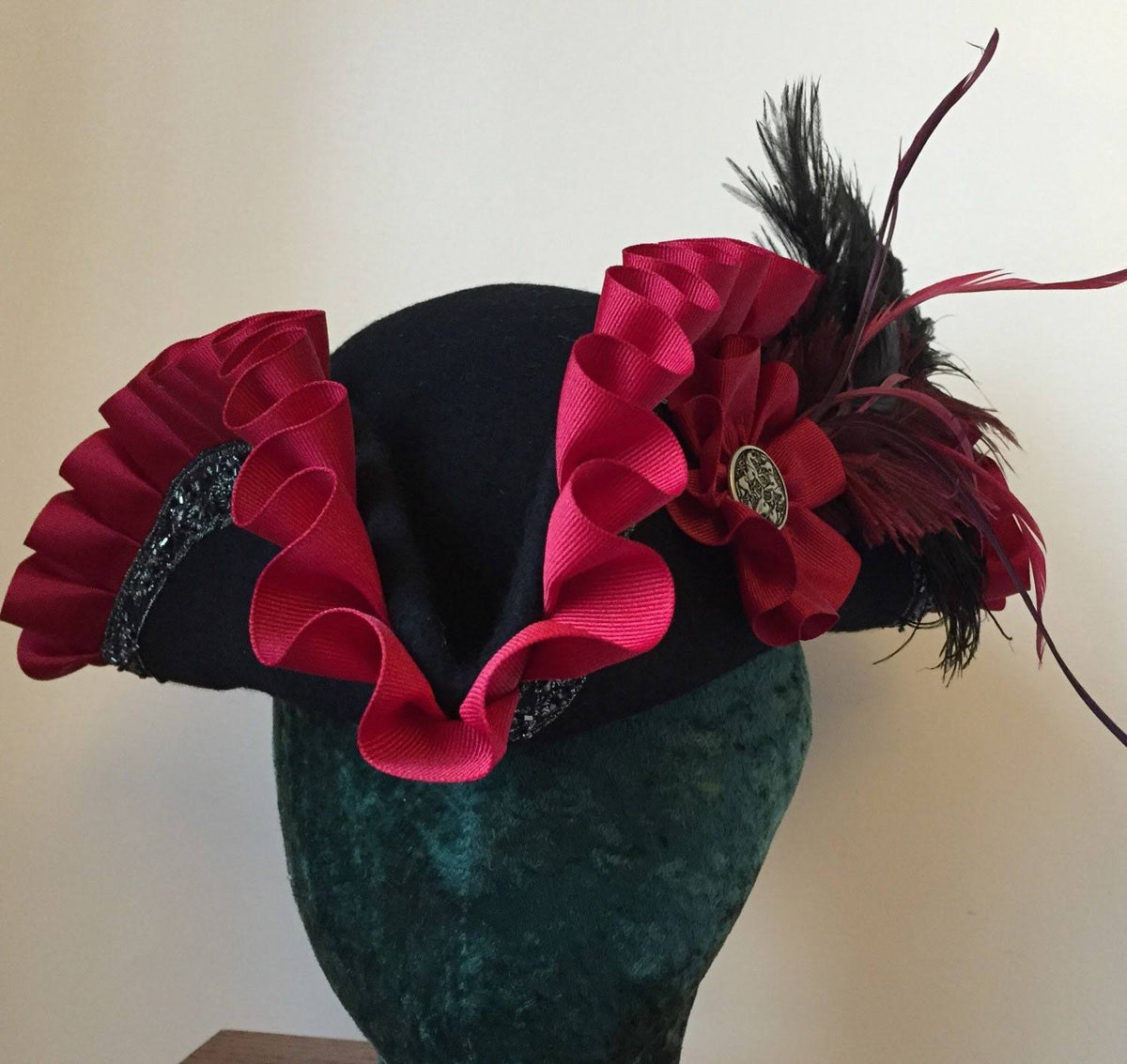 Black Crimson Red Gothic Tricorn Pirate Hat N918877