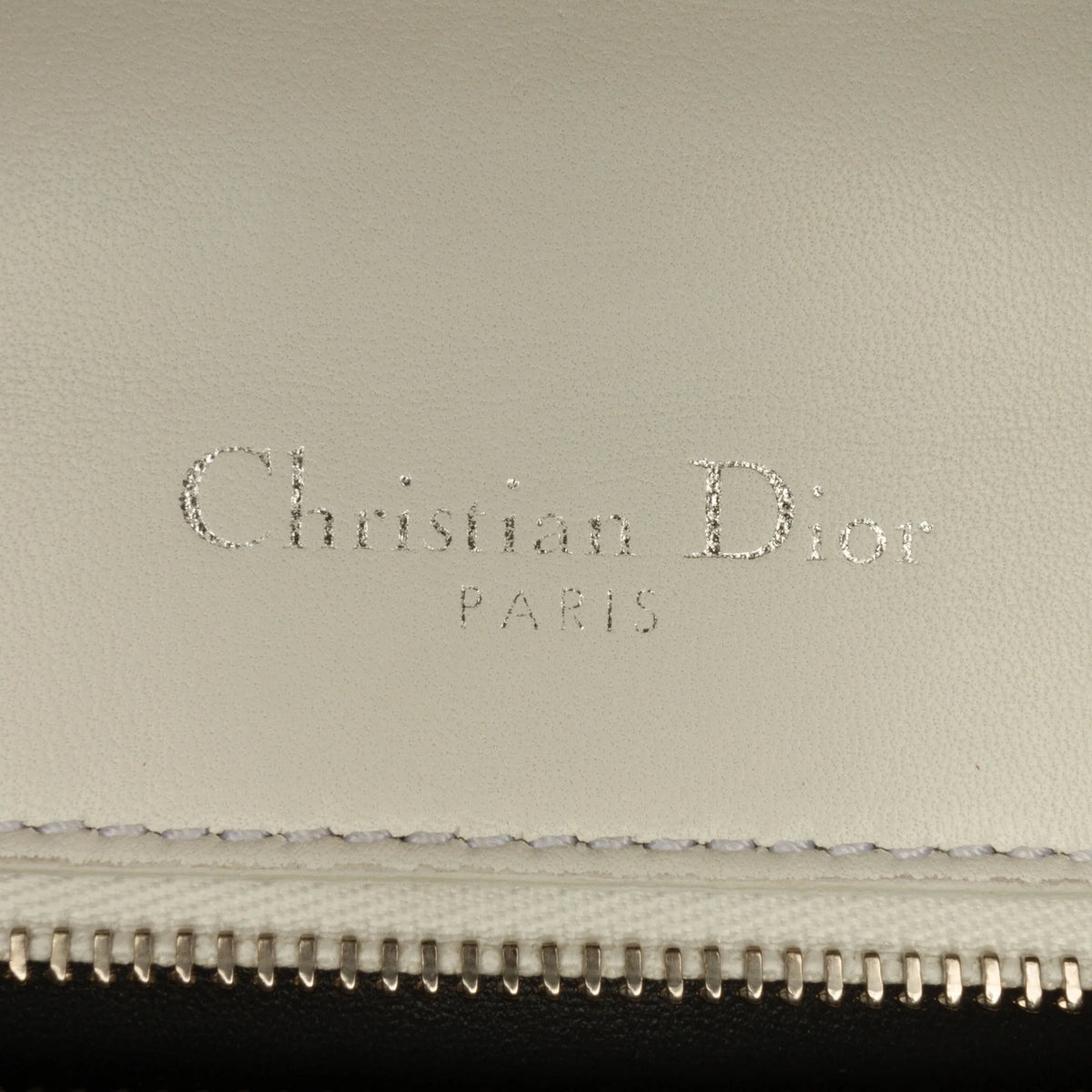 Pre-Owned White Patent Leather Crossbody Bag D157